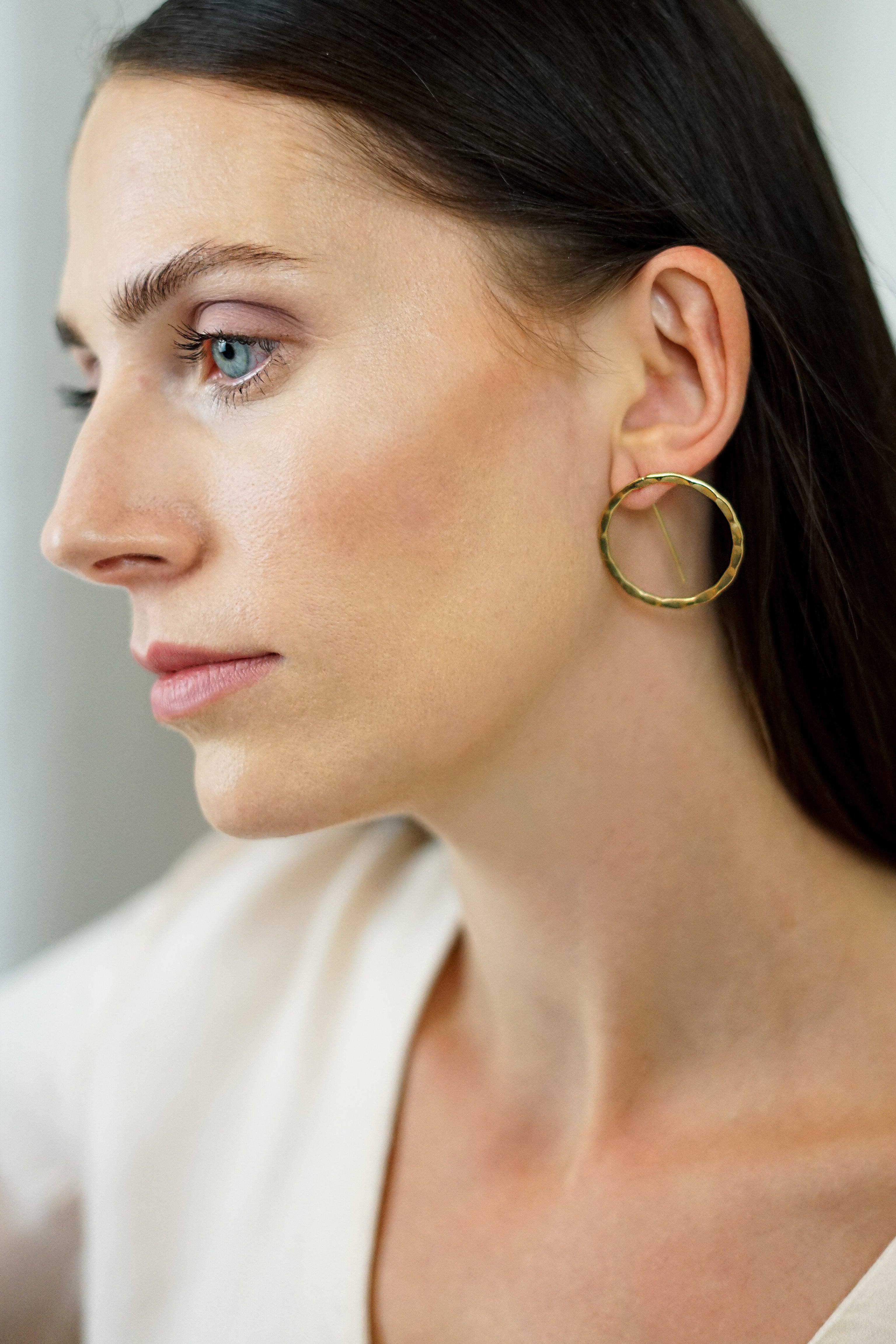 NURA circle earrings in gold